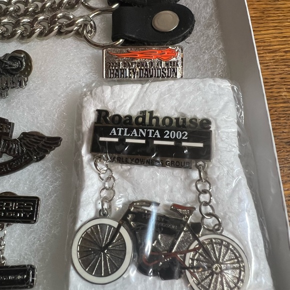 Harley Davidson Lot of Pins, Keychain, and 2 Vest Straps - Picture 6 of 17